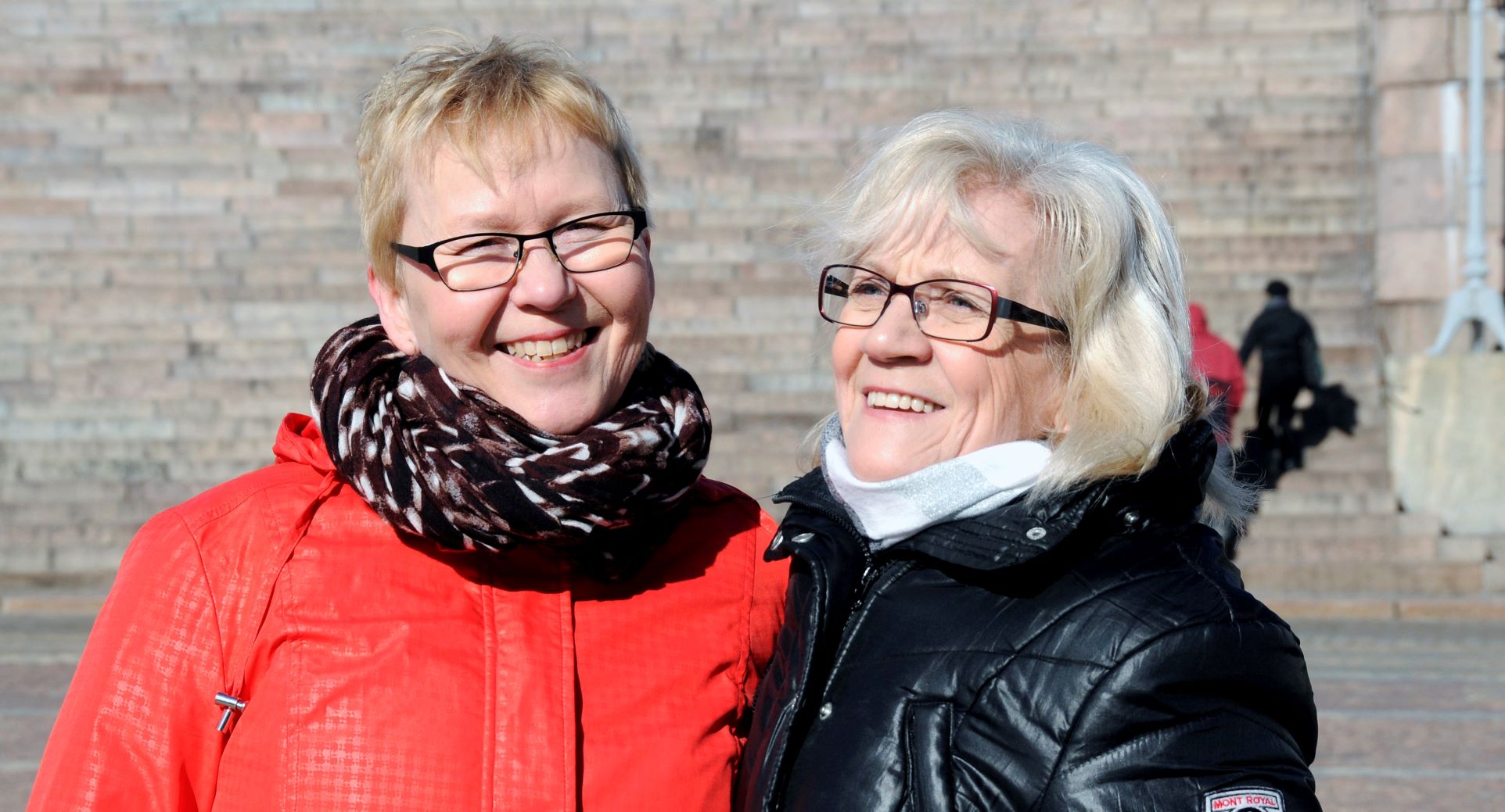 Naiskaksikko portaat taustalla_Marika Finne (2) Kaksi naista portaiden edessä